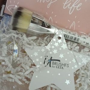 ⭐It Cosmetics Star Foundation Brush Holida…